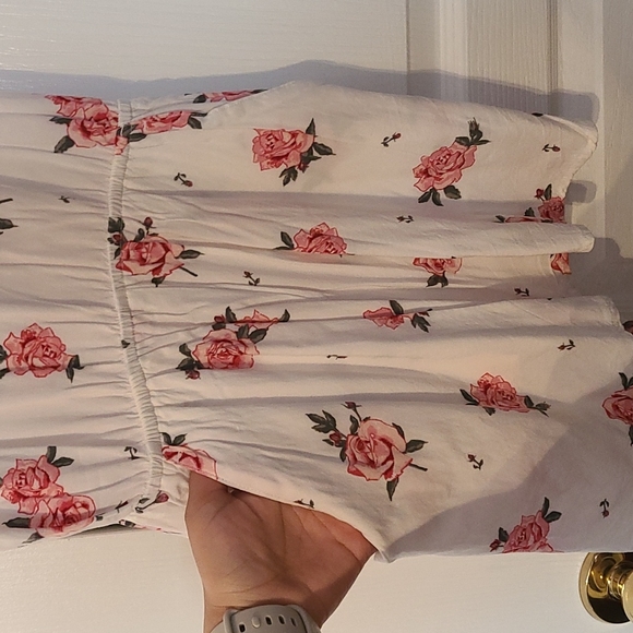 5/$25 Floral romper with pockets - Picture 3 of 4